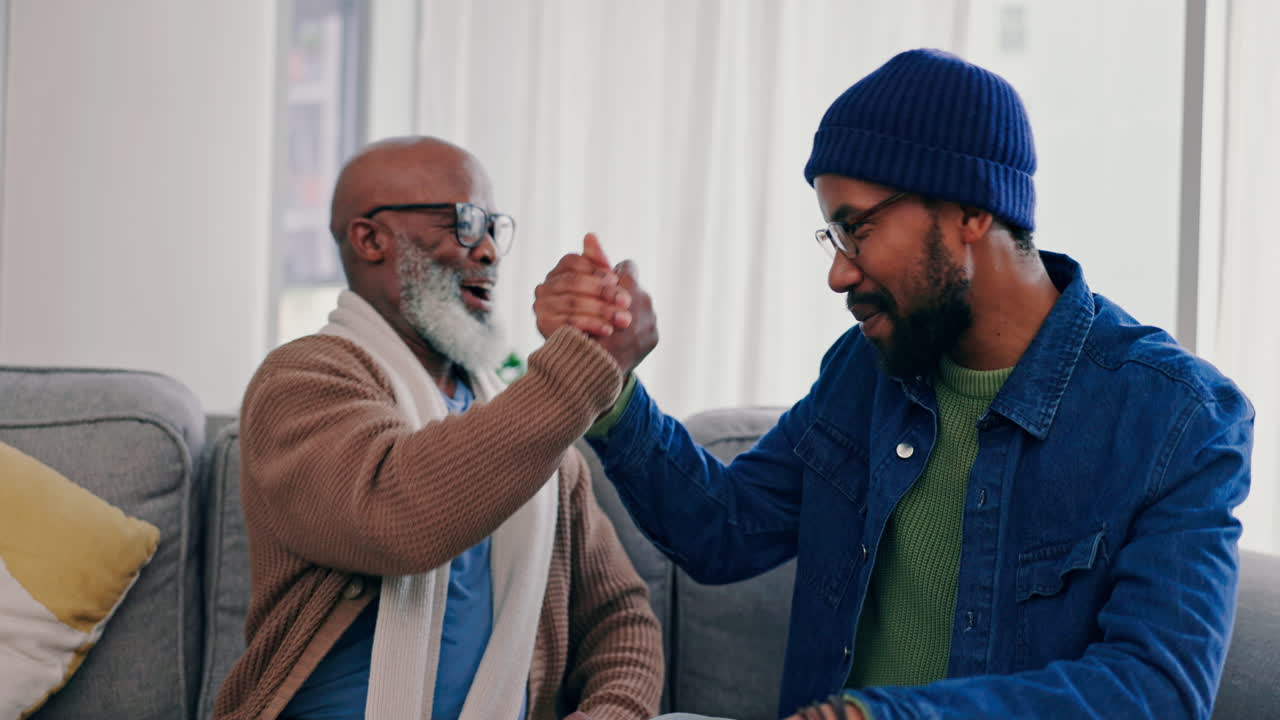 familia, apretón de manos y riendo en el sofá