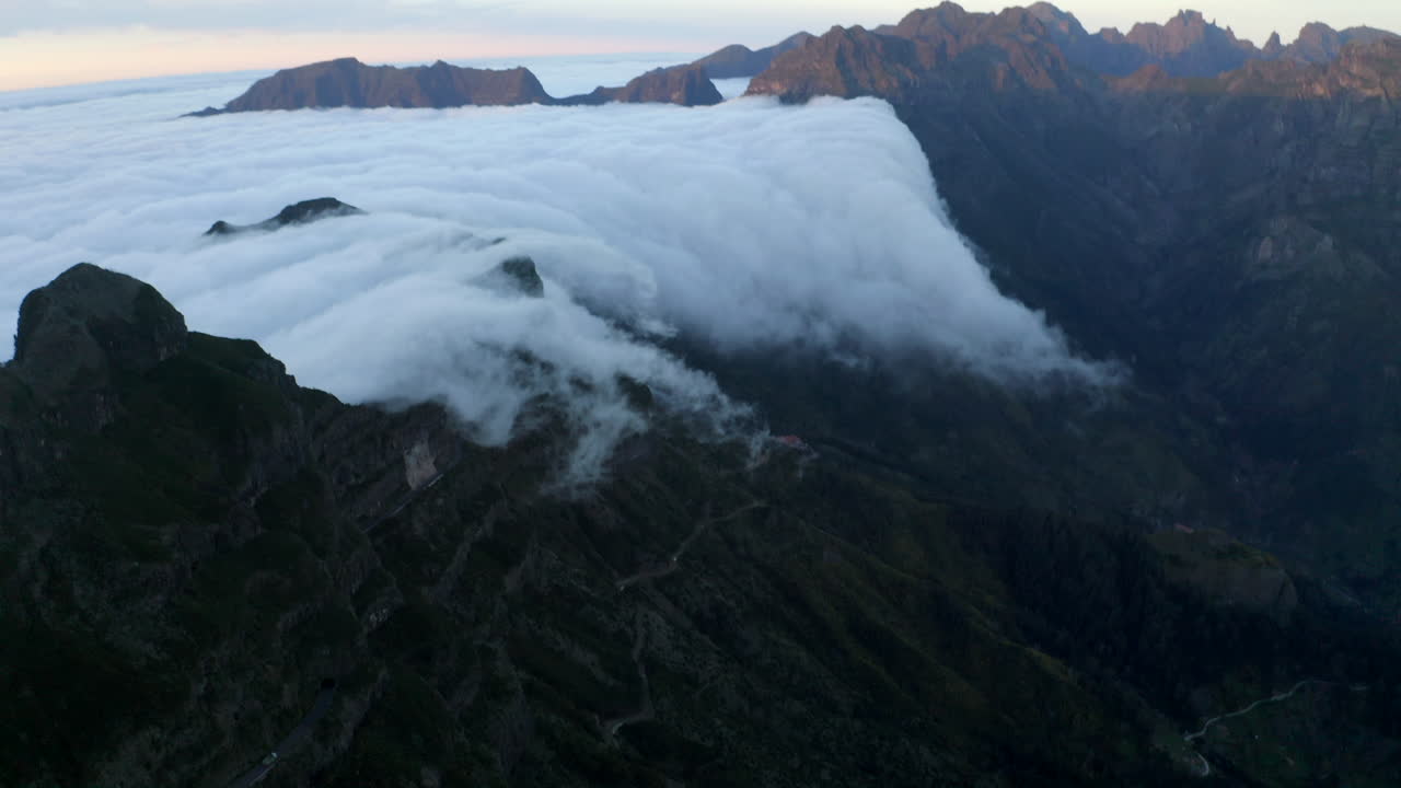 포르투갈 마데이라 섬의 산에서 구름이 굴러가는 드론 항공 영상