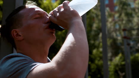 homme se reposant après le sport