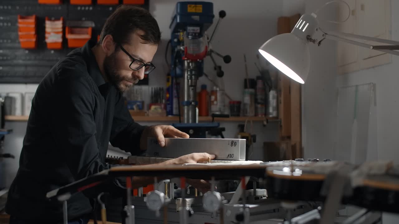 artesano que trabaja en un taller