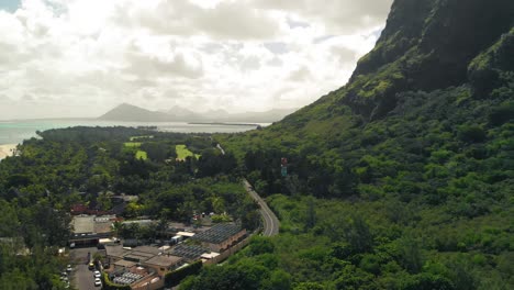 Küstengebiet-Von-Le-Morne-Mit-Dem-Strand-Und-Einer-Straße,-Die-Zwischen-Resorts-Und-Einem-Berg-Verläuft