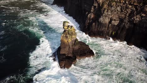 Roca-De-Los-Acantilados-De-Moher-Barrida-Por-Las-Olas,-Utilizada-Para-El-Rodaje-De-Harry-Potter