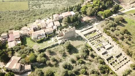 vista de drones de las ruinas de tindari en sicilia, italia