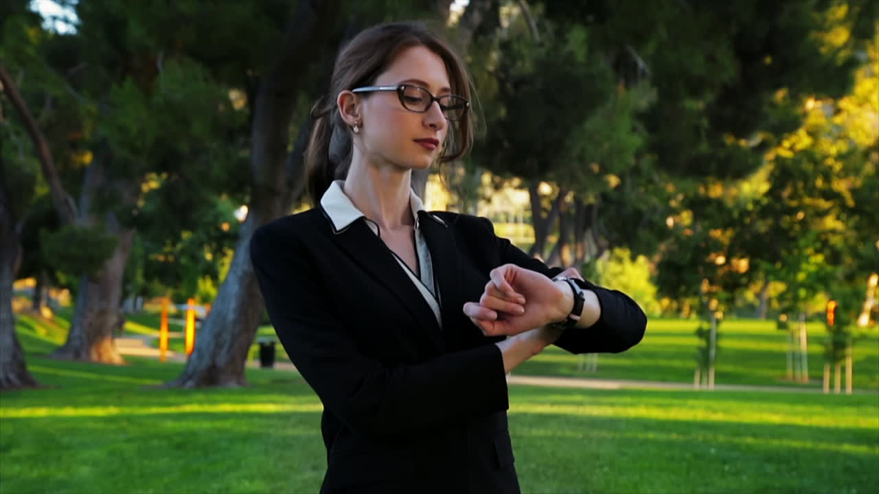 atractiva mujer de negocios caucásica revisa su reloj y luego sale