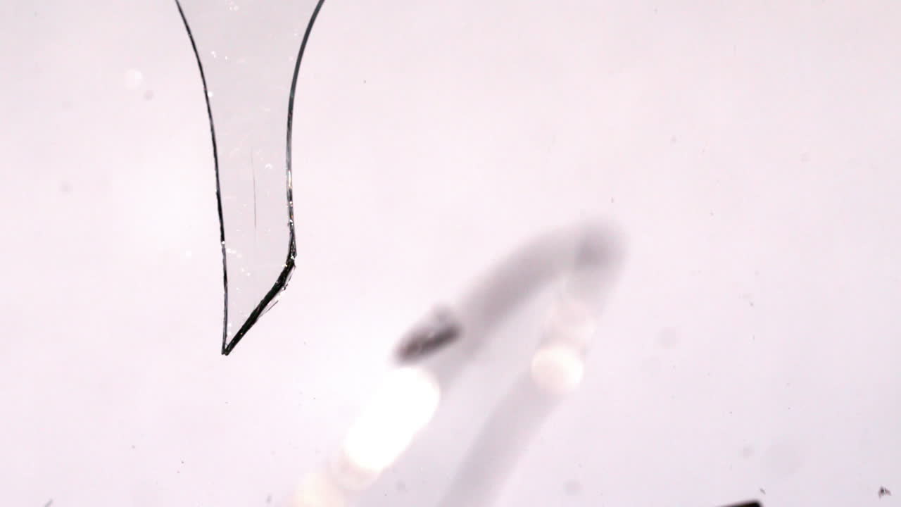 유리창을 는 망치