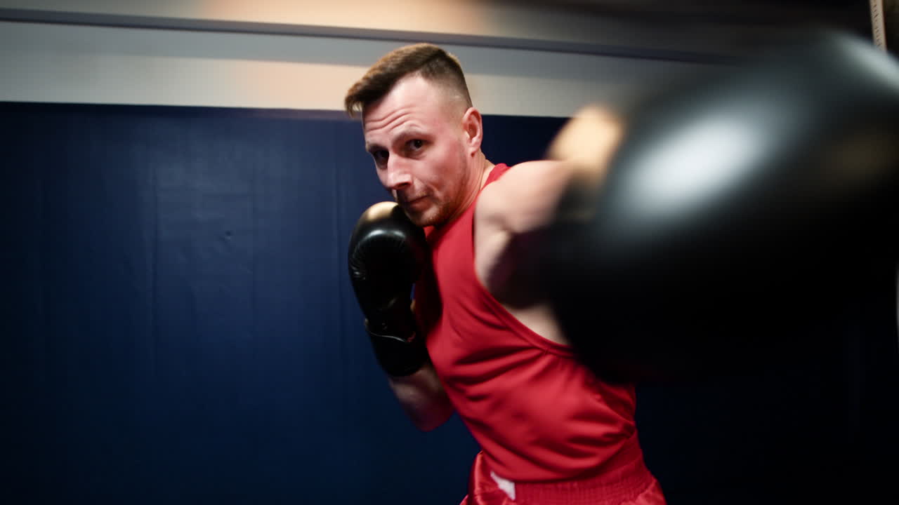 체육관에서 권투 훈련