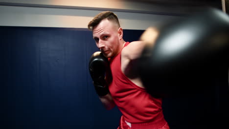 entrenamiento de boxeador en gimnasio