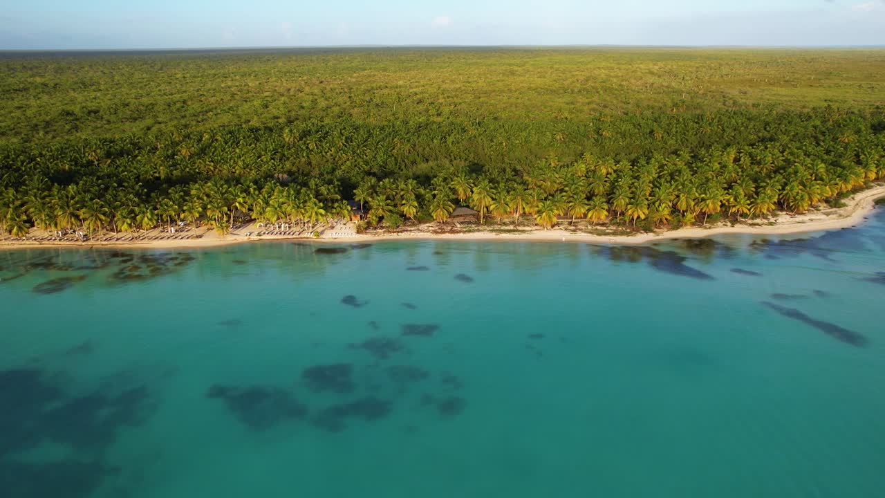 vista aérea hacia el bosque tropical y las playas en la costa de punta cana, puesta de sol en república dominicana - levantamiento, disparo de drones