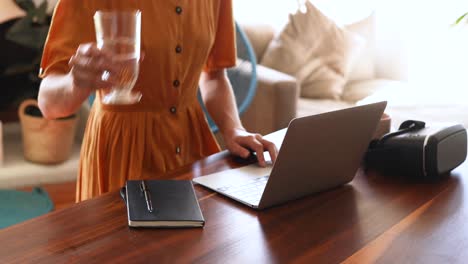 Kaukasische-Frau,-Die-Zu-Hause-Einen-Laptop-Benutzt