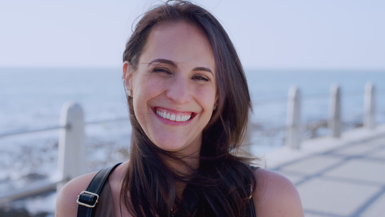 rostro, mujer y playa para relajarse