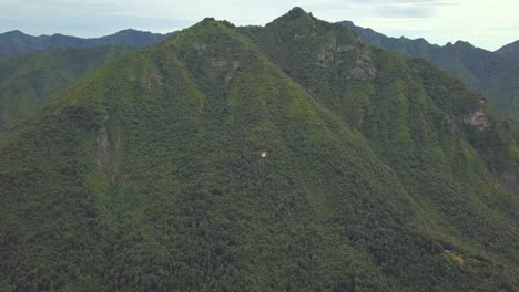 Una-Sola-Capilla-De-Iglesia-Blanca-En-Medio-De-Una-Montaña-Verde,-Italia