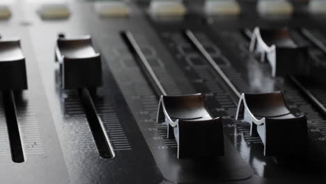 consola de audio digital. deslizadores motorizados. de cerca