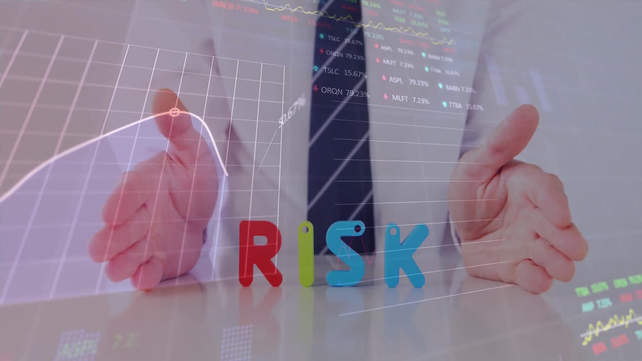 animación de procesamiento de datos sobre empresario caucásico con texto de riesgo