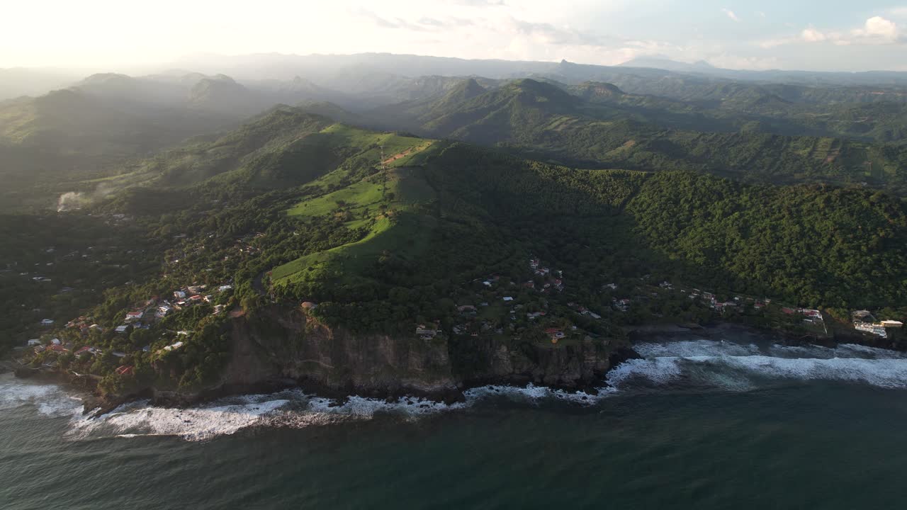pintoresca vista de acantilados y exuberantes colinas verdes