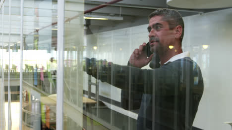 hombre de negocios hablando por teléfono móvil en una oficina moderna 4k
