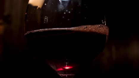 primer plano de una copa de vino tinto