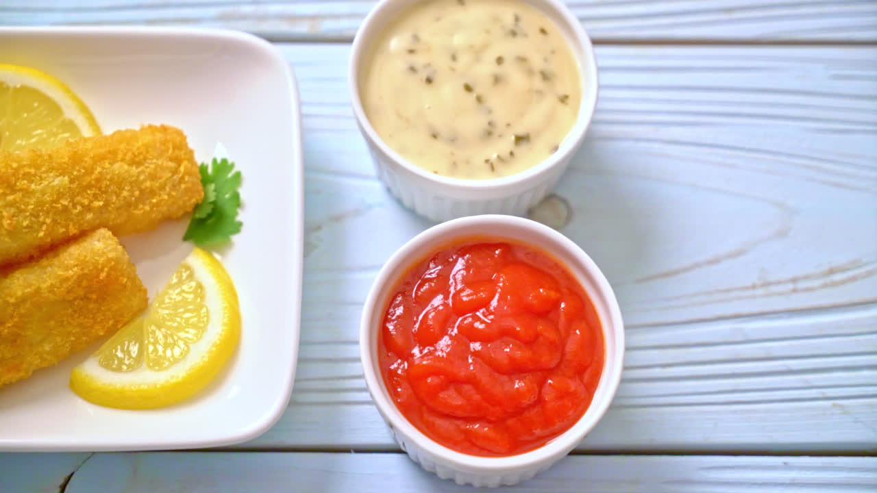 튀긴 생선 튀김 또는 소스와 감자 튀김 생선