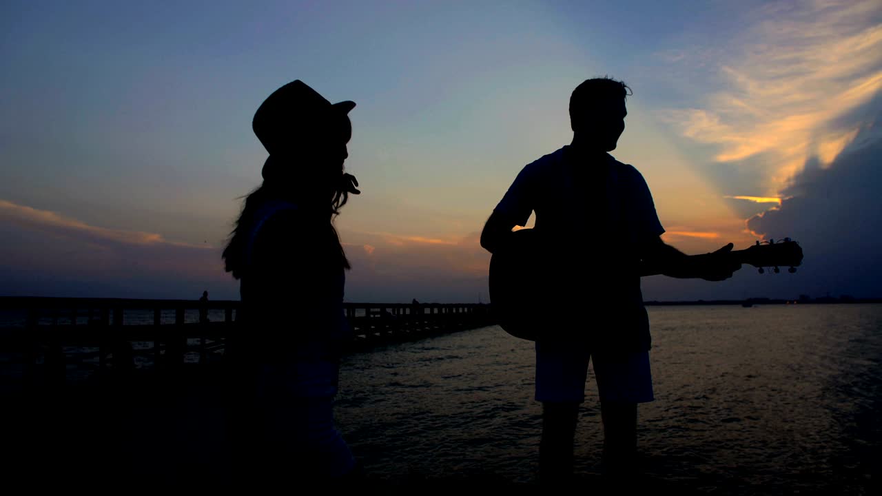 남자 와 여자 가 기타 를 연주 하는 춤 을 추는 실루
