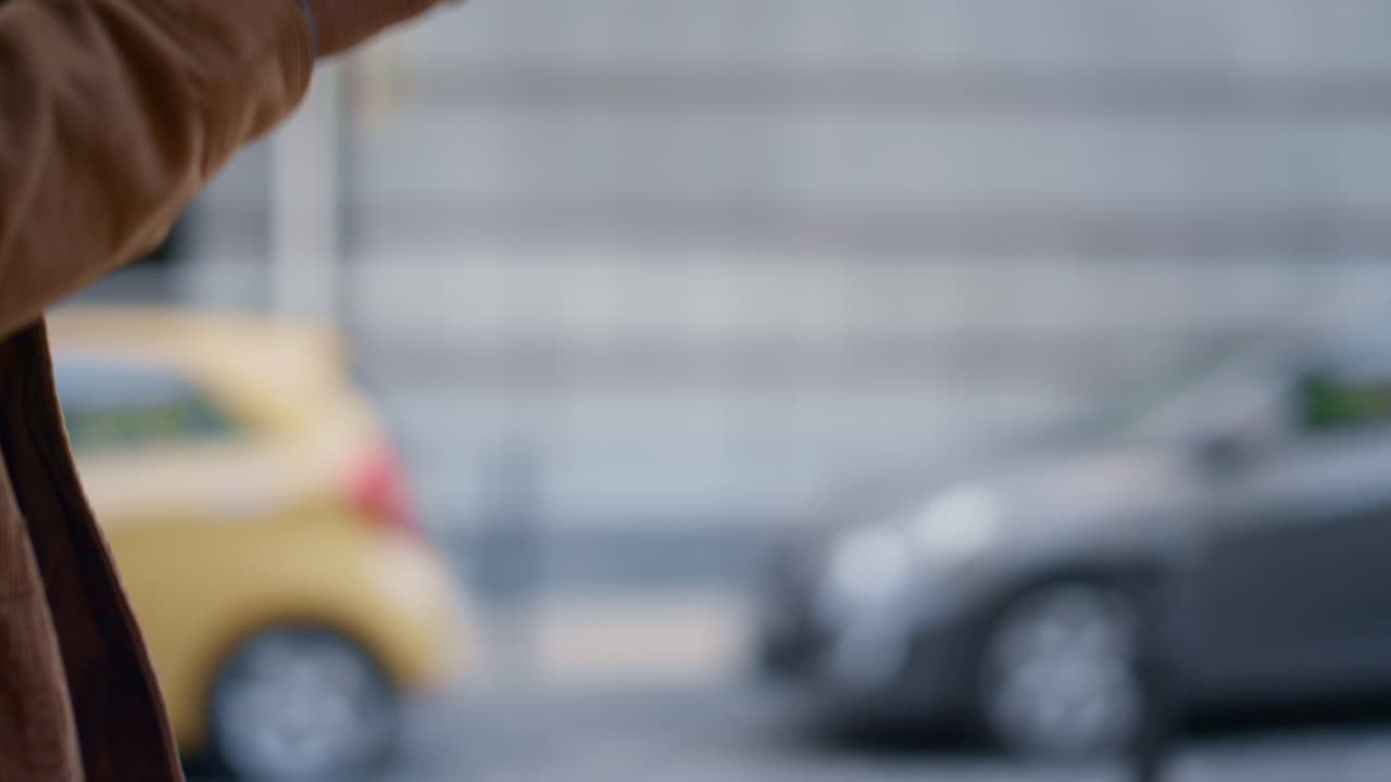 ⁇ 드폰을 사용하는 남성의 손은 초점을 잃은 배경 클로즈업입니다. 셀 네트워크 사용자