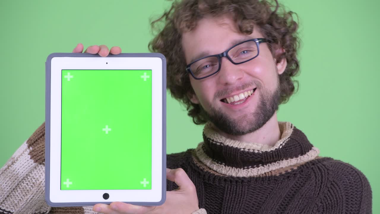 곱슬머리를 가진 젊은 잘생긴 수염이 있는 남자