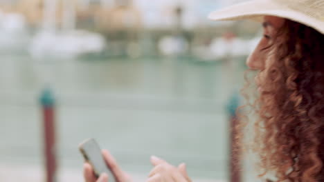 Teléfono,-Pensar-Y-Viajar-Con-Una-Mujer-Turista