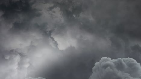 vista de la furia de las tormentas eléctricas y las nubes oscuras