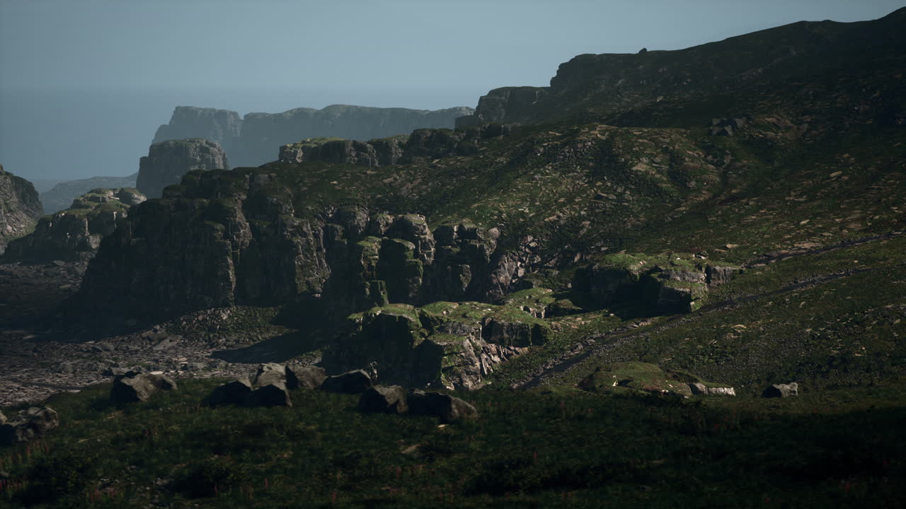 푸른 식물성 산길 을 가진 바위 산 의 전망