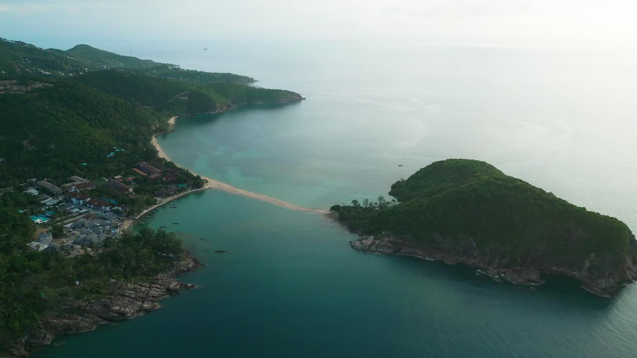 vista panorámica aérea de la playa de koh nang yuan, el mejor paisaje turístico de tailandia, un pueblo con un horizonte brillante al atardecer.