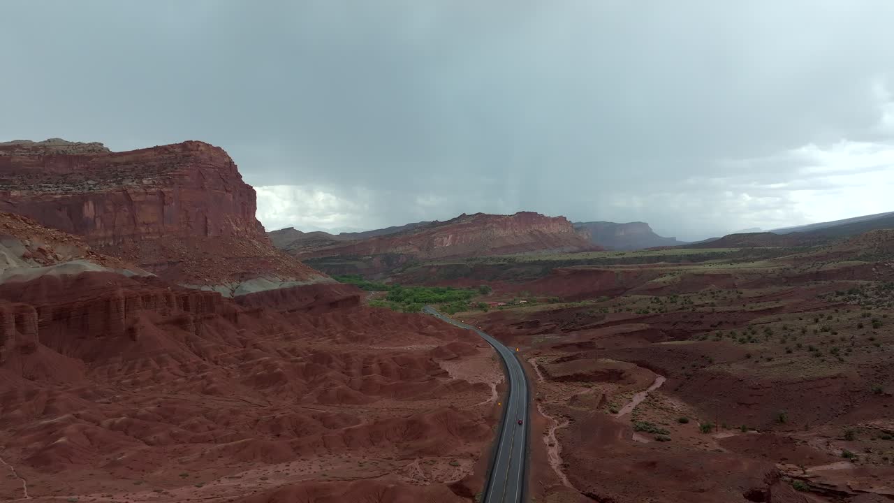 4k aérea de una tormenta en el parque nacional capitol reef en utah, ee.uu.