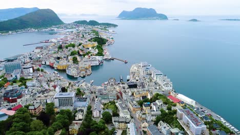 Luftaufnahmen-Der-Stadt-Alesund,-Norwegen