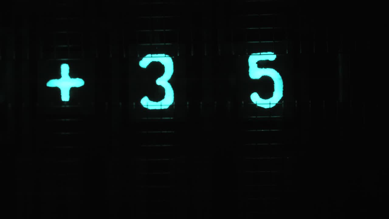 모니터는 증폭기의 볼을 변경합니다. 오디오 증폭기 디스플레이.