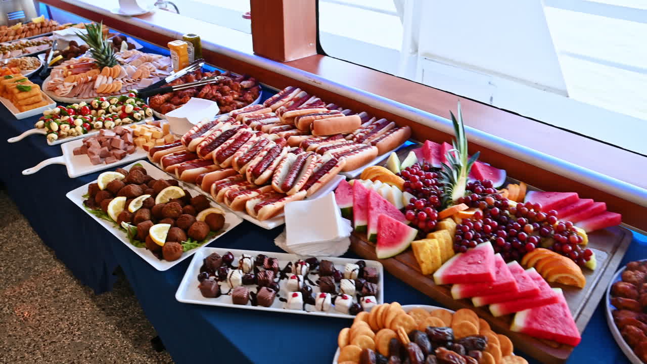 New York, USA, 1 agosto 2025: lungo tavolo da buffet su una nave da crociera con varietà di cibo. Ampio tavolo da buffet con diverse pietanze gourmet, frutta e dessert nel ristorante della nave da crociera