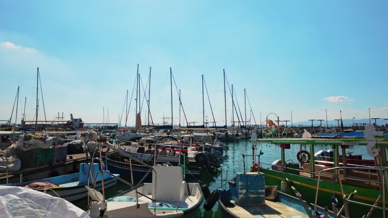 Una splendida vista diurna del porto della Città Vecchia ad Akko