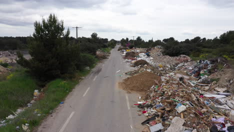 Volando-Sobre-Una-Carretera-Con-Un-Desastre-Ecológico-De-Vertedero-De-Basura-No-Autorizado.-Triste