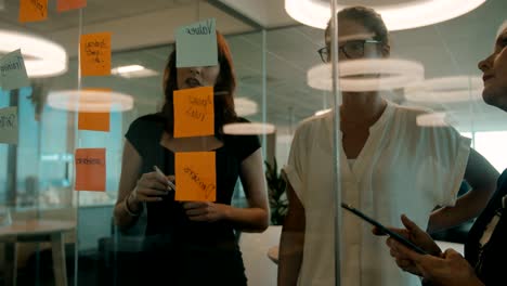 equipo de negocios de lluvia de ideas sobre posti