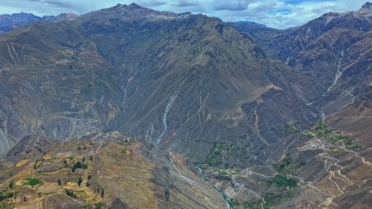 Il comune di Paclla del Canyon del Colca e una spettacolare biforcazione dove i fiumi convergono. La vista aerea da drone mette in risalto la scala del canyon, le aspre scogliere e i tortuosi corsi d'acqua in questo iconico paesaggio peruviano.