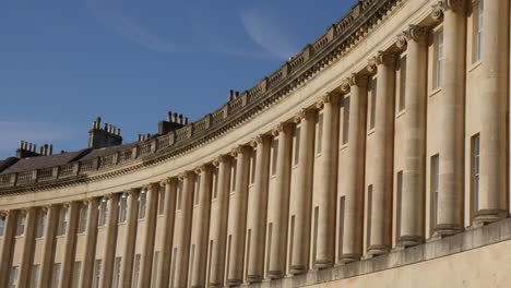 Columnas-Jónicas-En-La-Fachada-Curva-Del-Circo-En-Bath,-Somerset,-Inglaterra,-Reino-Unido.