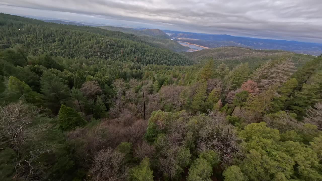 북부 캘리포니아의 산 아래로 날아가는 도로 위에서 저수지를 내려다보는