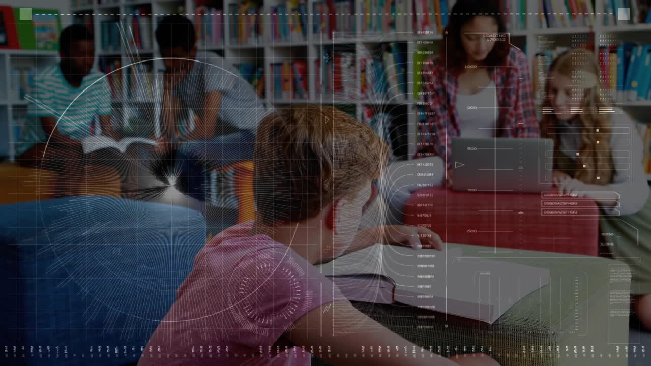 Student blättert in einem Buch in der Schullounge, ein HUD-Overlay markiert Text, während Kommilitonen Laptops benutzen.
