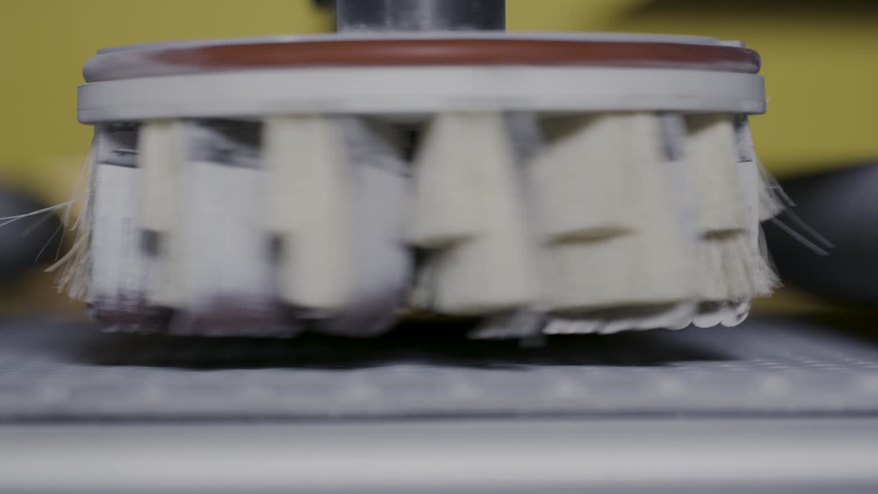 Průmyslový proces leštění/broušení