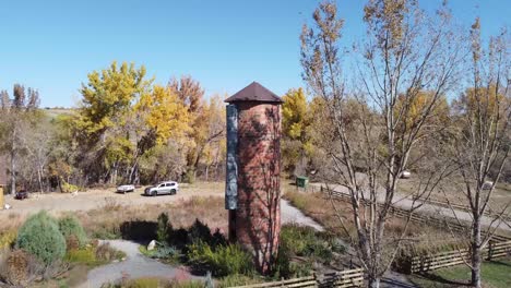vieja torre de agua con colores de otoño