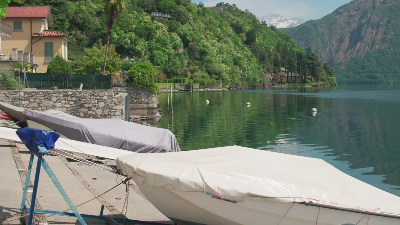 старый порт со скоростными катерами на озере в италии