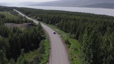 Fahrzeug-Fährt-Auf-Schotterstraße-Im-Nationalforst-Von-Island,-Hallormsstaður