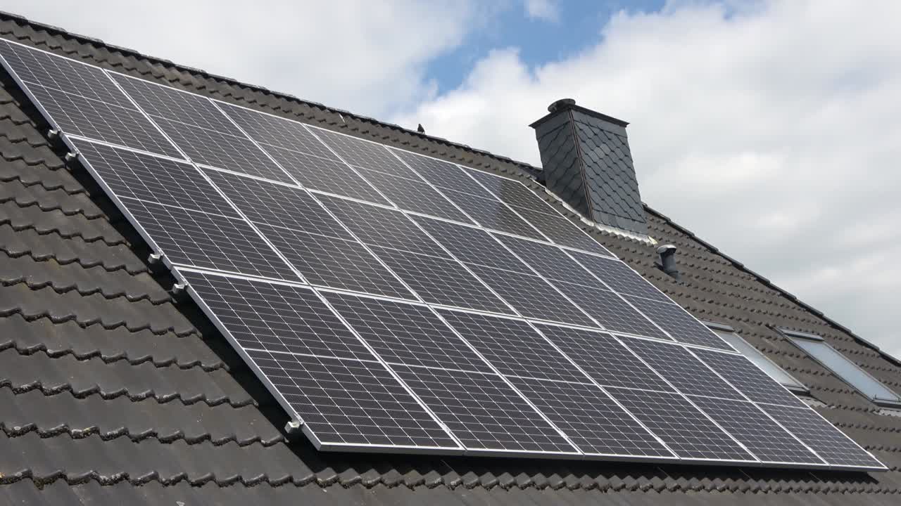 태양 전지판에서 반사되는 구름의 시간 흐름은 주거 집의 지붕에서 깨한 에너지를 생산합니다.