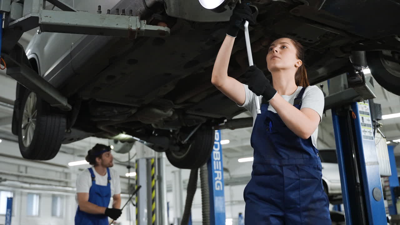 compañeros de trabajo en el taller