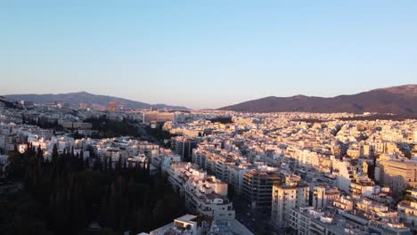 Weitläufiges-Drohnenvideo-Der-Stadt-Athen,-Griechenland-Bei-Sonnenuntergang