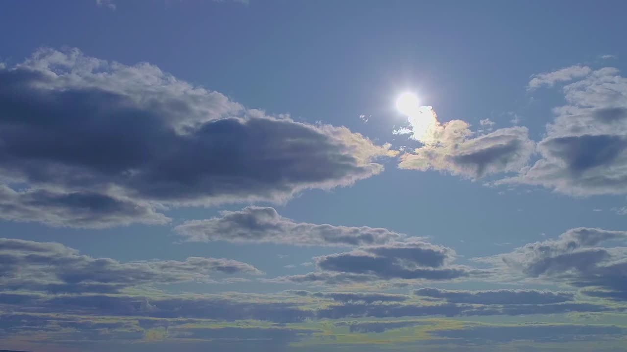 푸른 하늘과 흰색과 어두운 솜털 구름