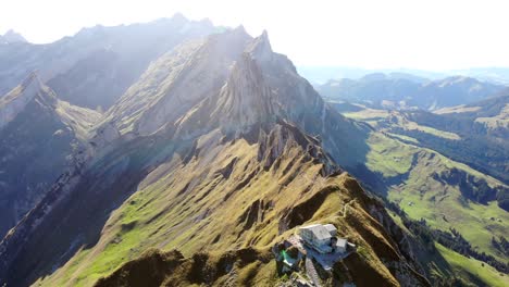 sobrevuelo aéreo sobre la cresta de schaefler en appenzell, suiza, con vistas a los picos de alpstein a la luz del día