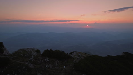 Drohnenschuss-Vom-Ende-Des-Bergkamms-Am-Frühen-Morgen,-Die-Sonne-Geht-Im-Hintergrund-Auf