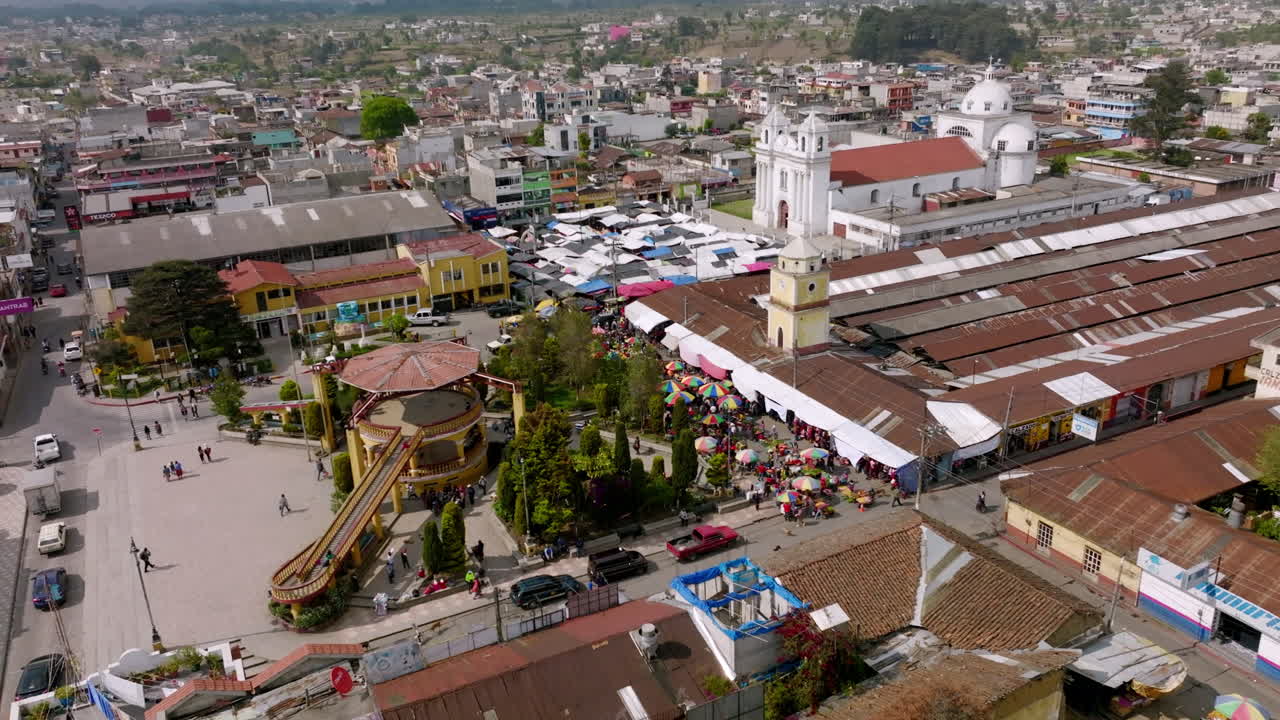 imágenes aéreas durante el día girando alrededor de la plaza principal de san juan ostuncaclo